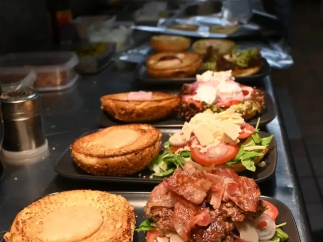 Viele Burger werden für eine Feier vorbereitet